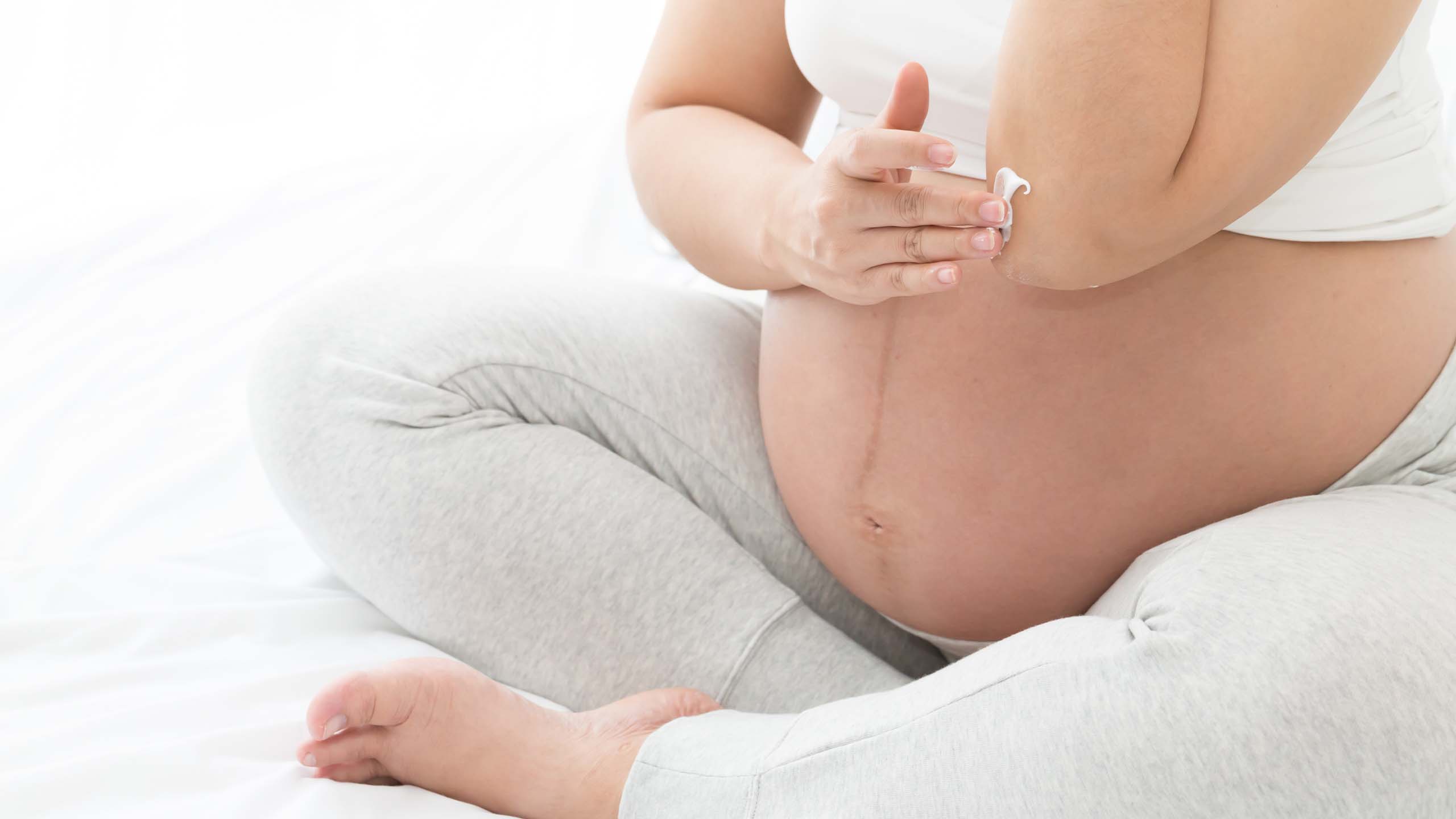 Your Guide to Eczema While Pregnant - Gladskin
